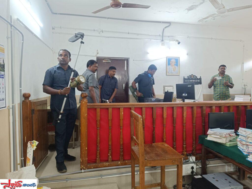 వరంగల్ జిల్లా కోర్టుకు బాంబు బెదిరింపులు