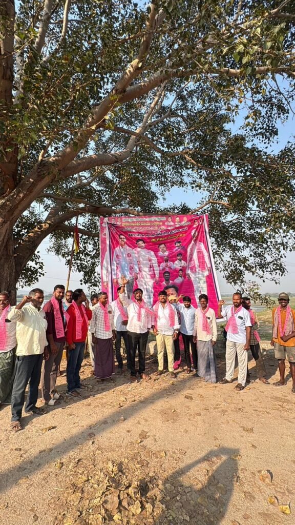 మళ్లీ మొదలైన కాంగ్రెస్…. బీఆర్ఎస్ ఫ్లెక్సీ వార్…