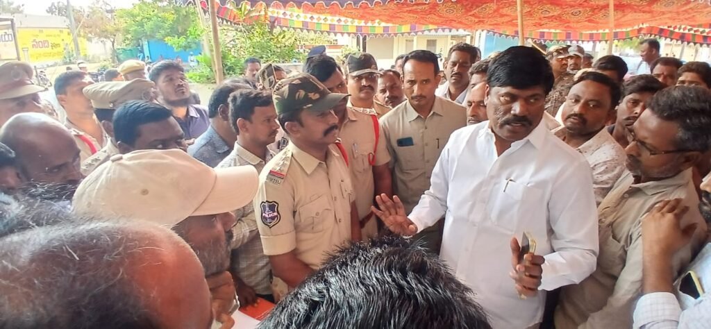 శంకర్ గౌడ్ కుటుంబానికి రూ. కోటి పరిహారం ఇవ్వాలి