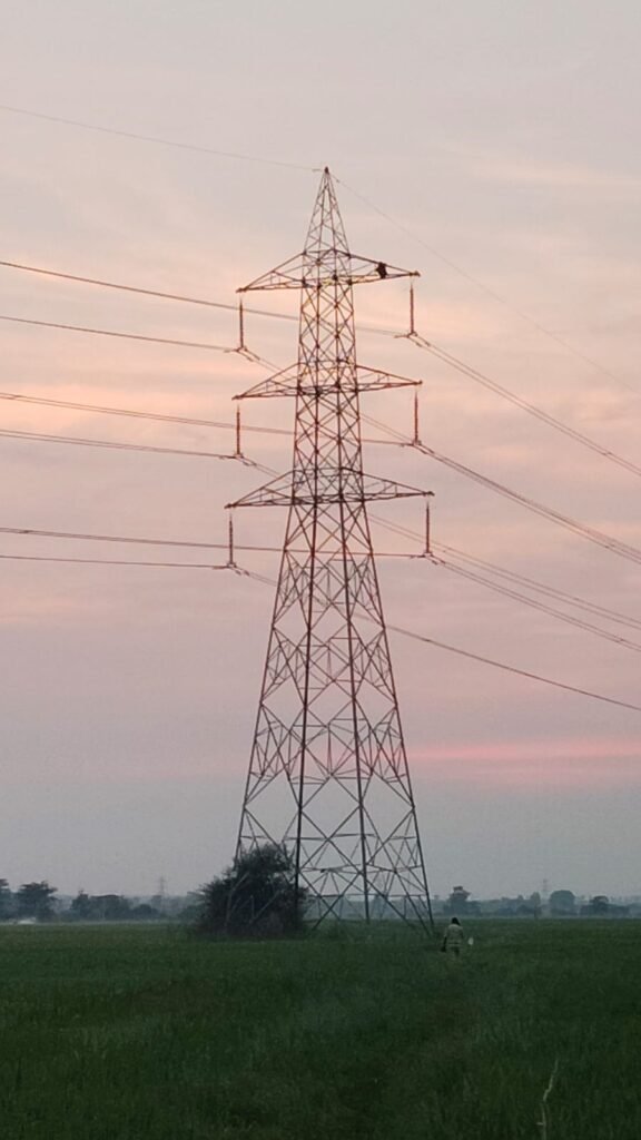 ప్రేమ కోసం ‘టవర్’ ఎక్కిన యువకుడు