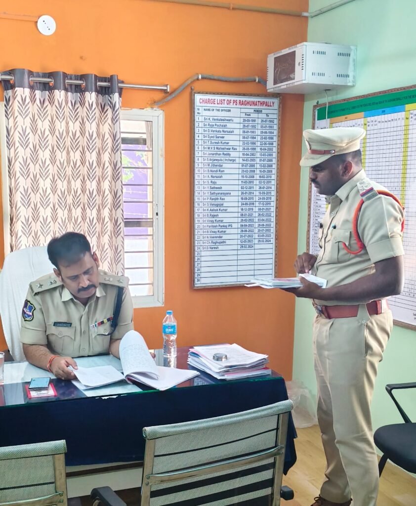 ఫిర్యాదారులతో మర్యాదగా నడుచుకోవాలి..