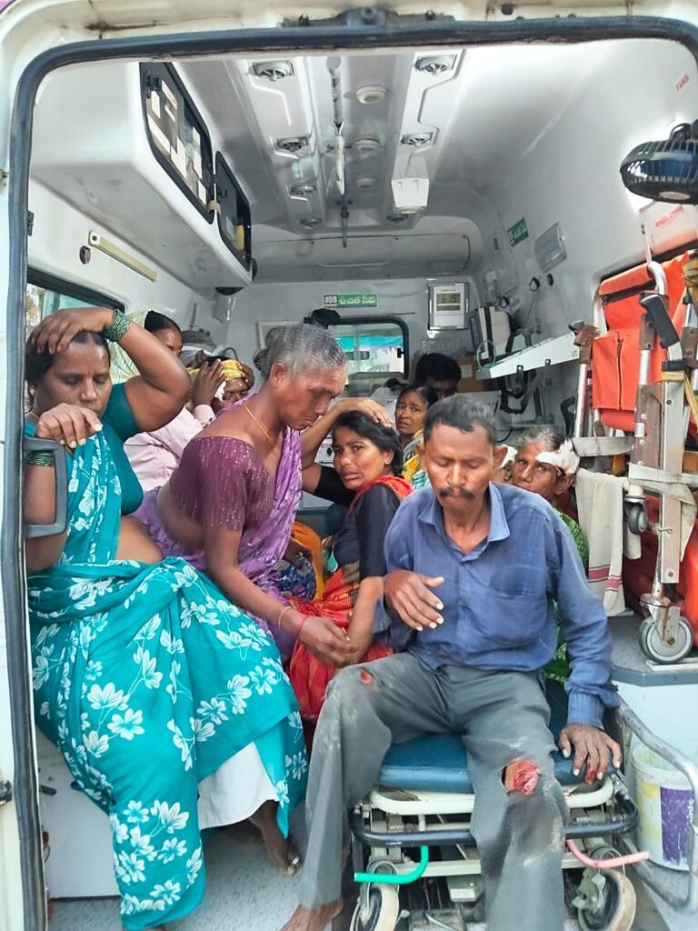 కూలీల ఆటోపైకి దూసుకెళ్లిన లారీ.. 