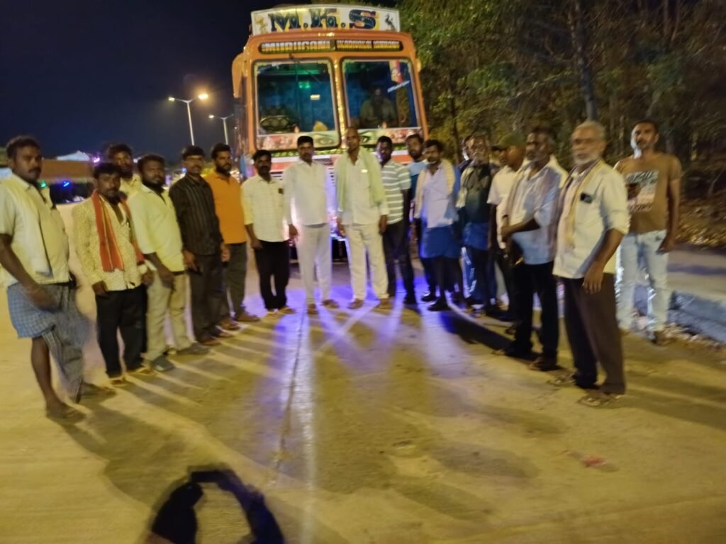 ధాన్యం కొనుగోళ్ల కోసం రైతుల ధర్నా