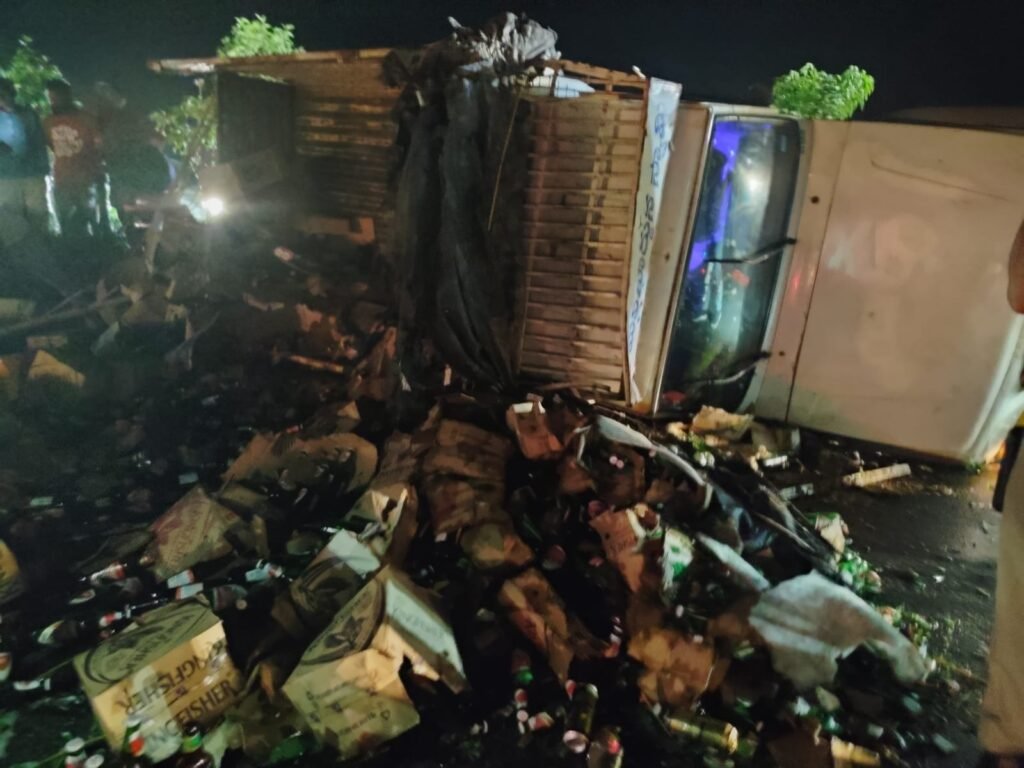 రఘునాథపల్లిలో మద్యం వ్యాన్ బోల్తా…