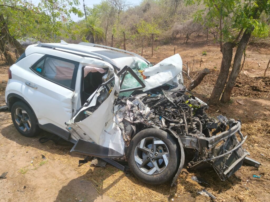 ఆర్టీసీ బస్సు–కారు ఢీ: ఇద్దరు మహిళలకు గాయాలు