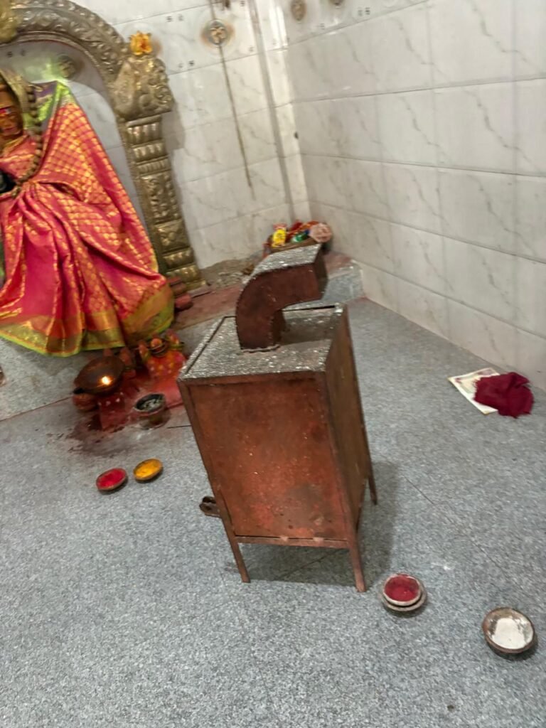 ఎల్లమ్మ–దుర్గమ్మ గుడిలో చోరీ..