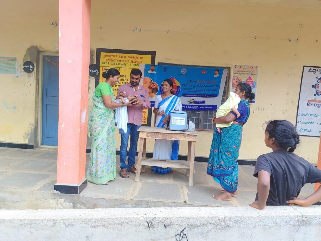 చిన్నారులకు పోలియో చుక్కలు వేసిన సర్పంచ్ దుబాసి నవీన్