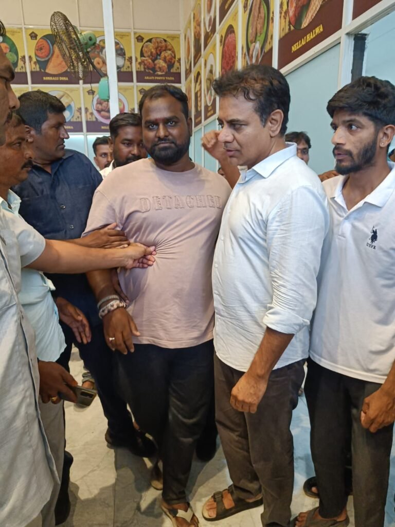 తాటి బెల్లం తాగుతూ.. కేటీఆర్ సందడి