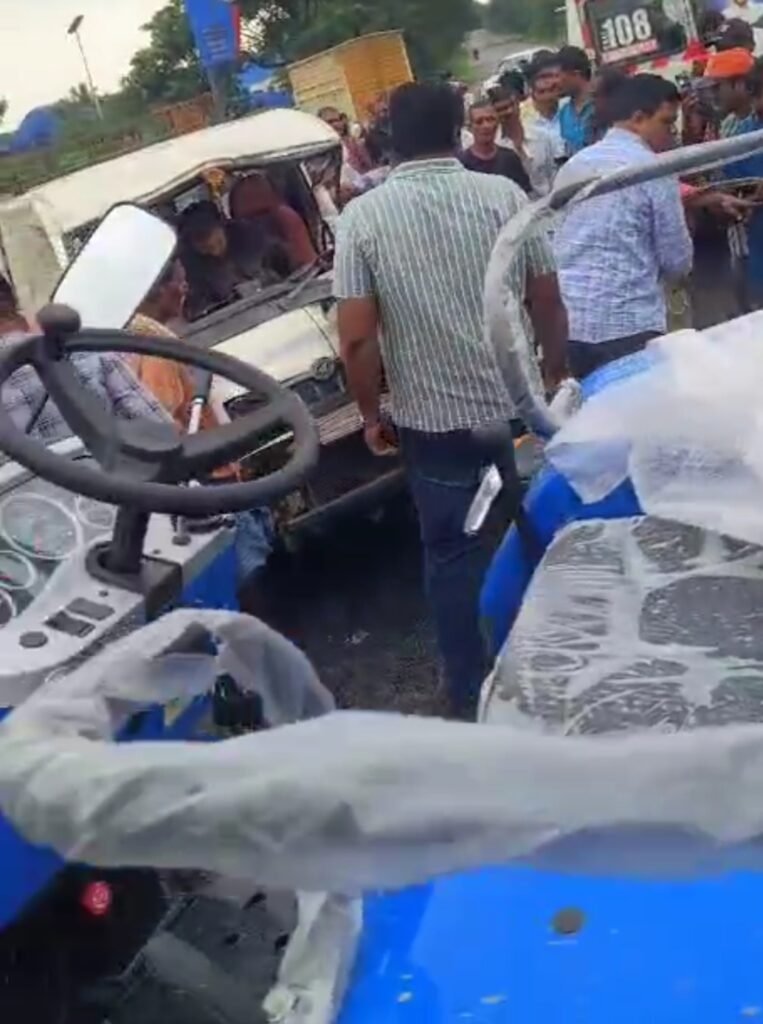 మాందారిపేట వద్ద టీచర్లు ప్రయాణిస్తున్న ఆటోకు యాక్సిడెంట్