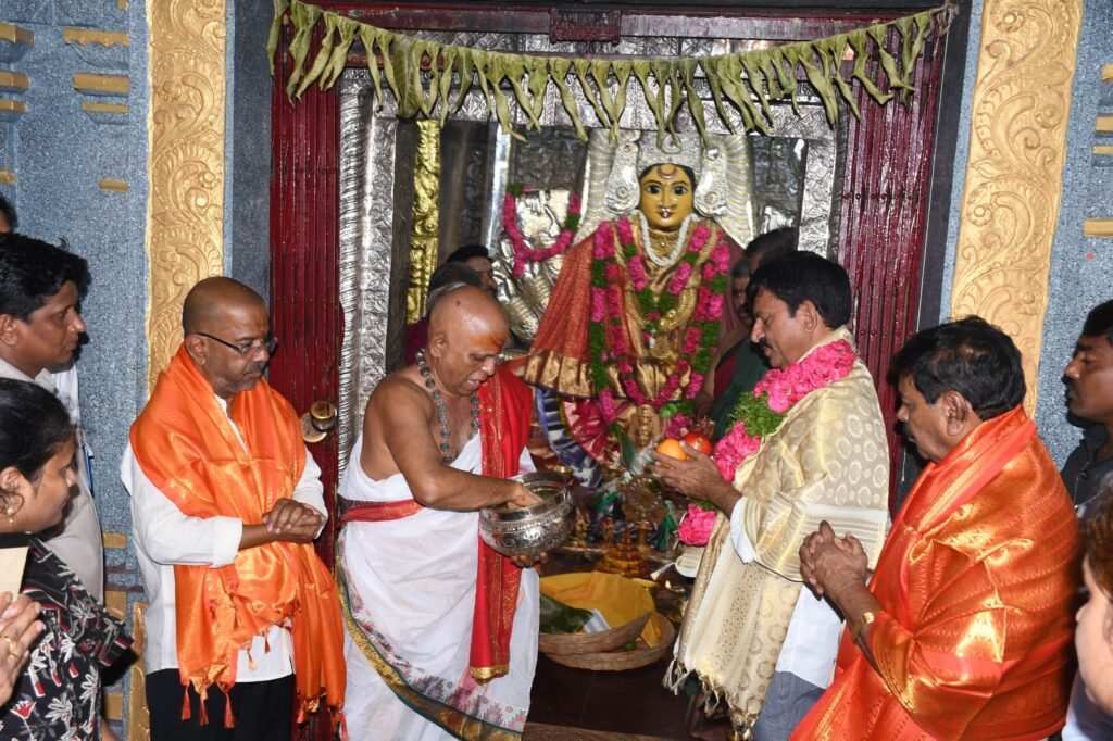 భద్రకాళిని దర్శించుకున్న మంత్రి పొంగులేటి