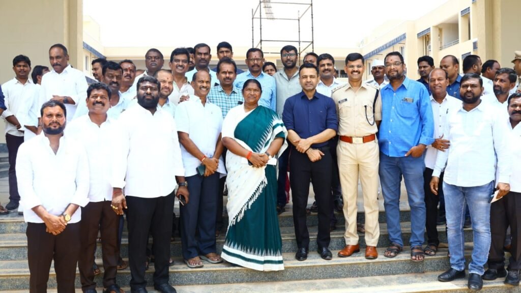మంత్రి సీతక్క, ఎమ్మెల్యే రేవూరిని కలిసిన డిజిటల్ మీడియా యూనియన్ నేతలు