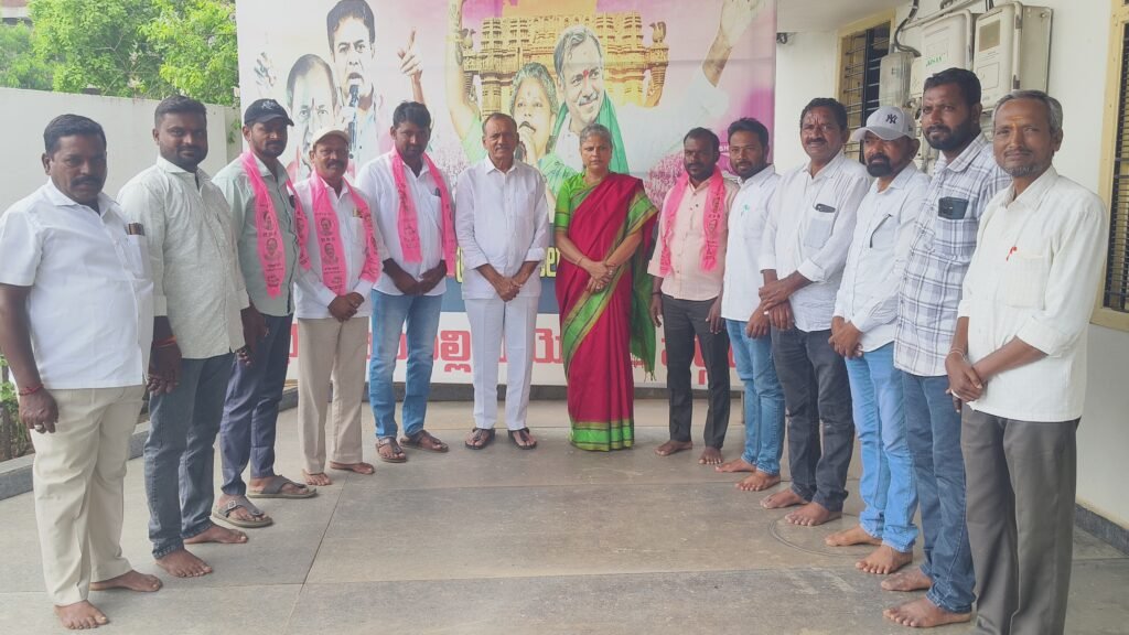 కాంగ్రెస్ నుంచి బీఆర్‌ఎస్‌లో చేరిన మాజీ సర్పంచ్