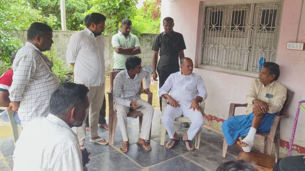 బాధిత కుటుంబాలకు మాజీ ఎమ్మెల్యే గండ్ర పరామర్శ