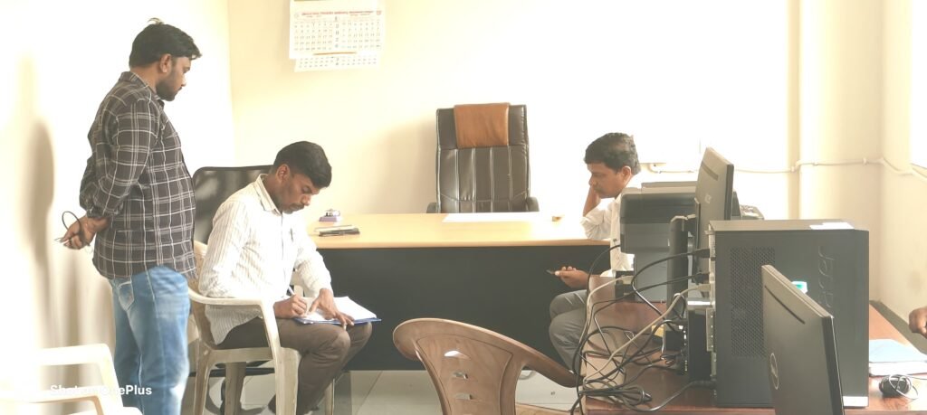 భూపాలపల్లి మైన్స్ ఏడీఈ కార్యాలయంలో ఏసీబీ సోదాలు