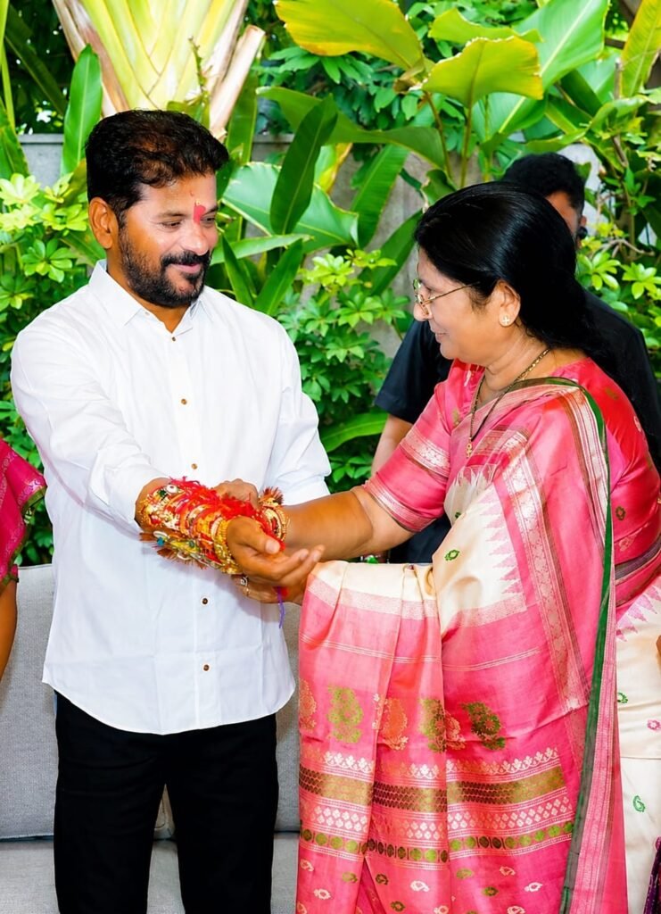 సీఎం రేవంత్‌రెడ్డికి రాఖీ కట్టిన మహిళా కాంగ్రెస్ అధ్యక్షురాలు ఎర్రబెల్లి స్వర్ణ