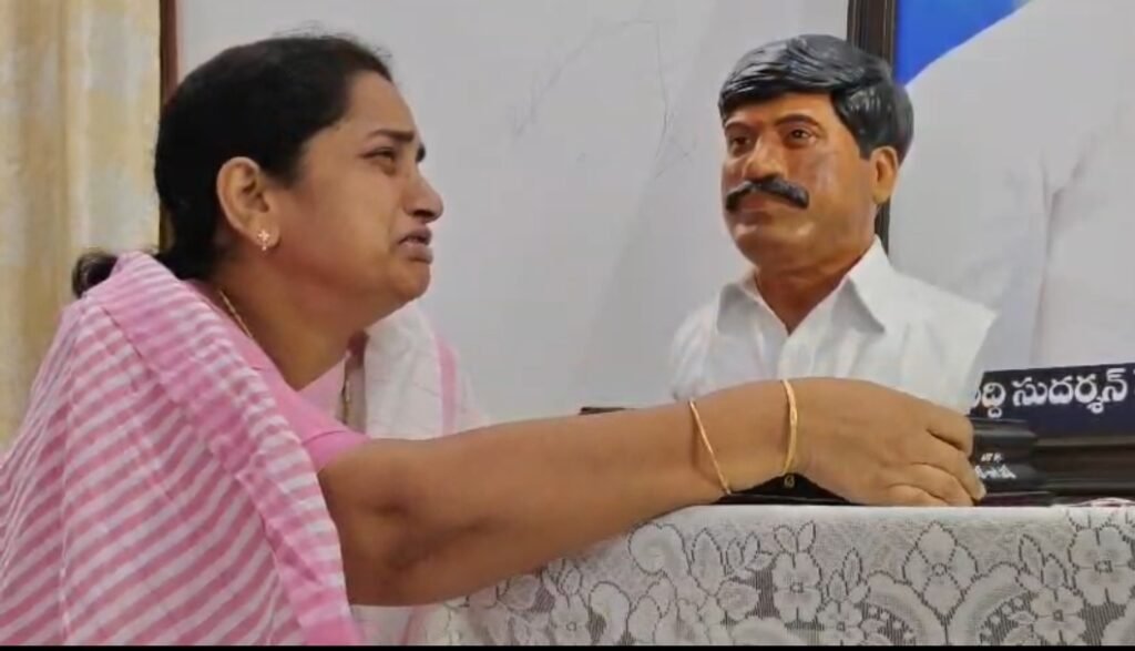 పెద్ది విగ్రహం తొలగింపు.. కన్నీరు పెట్టుకున్న పెద్ది స్వప్న
