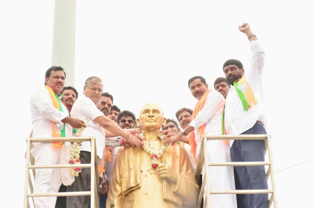 వరంగల్: పటేల్ విగ్రహానికి పాలతో శుద్ధి