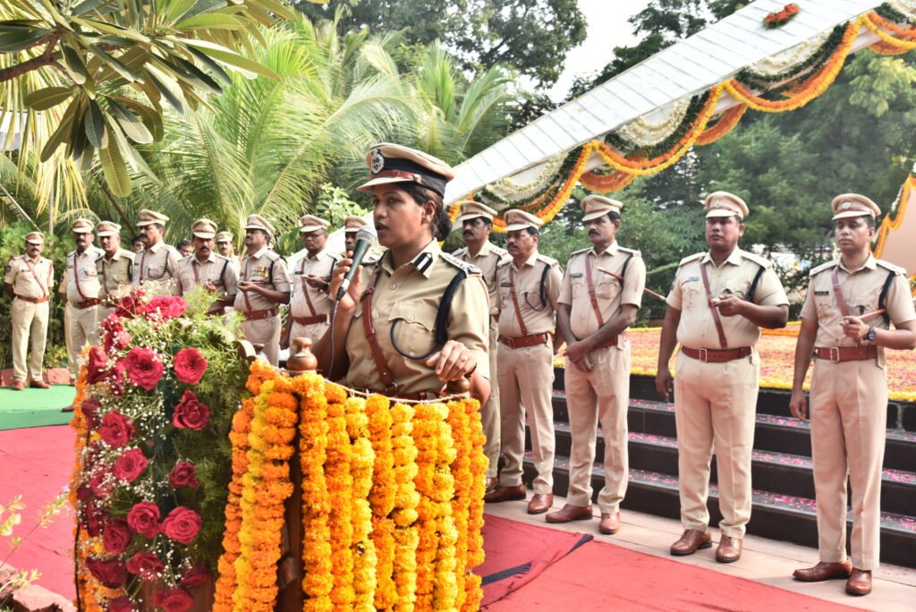 పోలీసు అమరవీరుల త్యాగాలు చిరస్మరణీయం