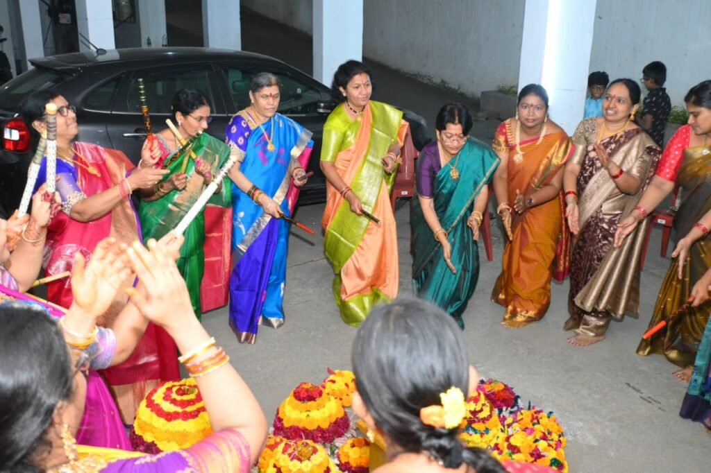 భక్తిశ్రద్ధలతో సద్దుల బతుకమ్మ వేడుకలు
