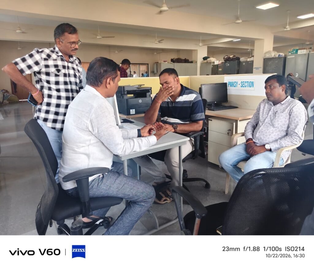 భూపాలపల్లి కలెక్టరేట్‌లో ఏసీబీ సోదాలు..