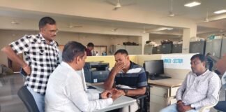 భూపాలపల్లి కలెక్టరేట్లో ఏసీబీ సోదాలు..