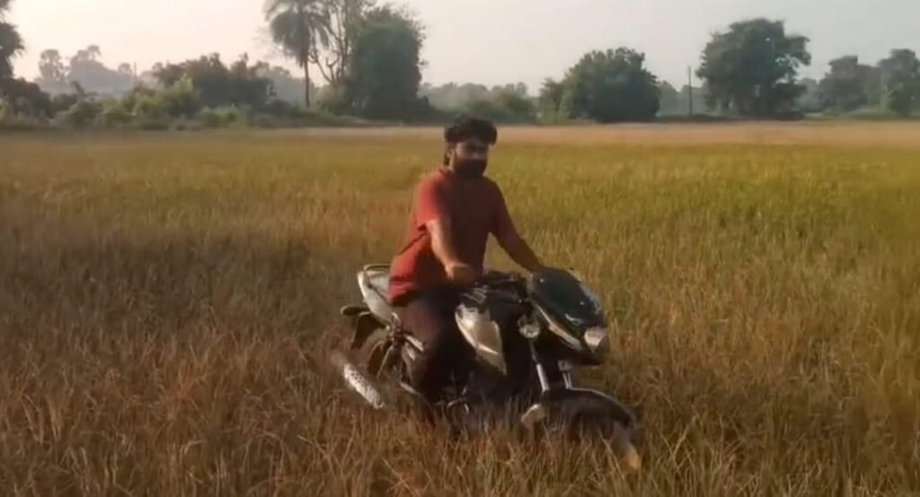 ఎండిన వరి చేను..యువరైతు వినూత్న నిరసన