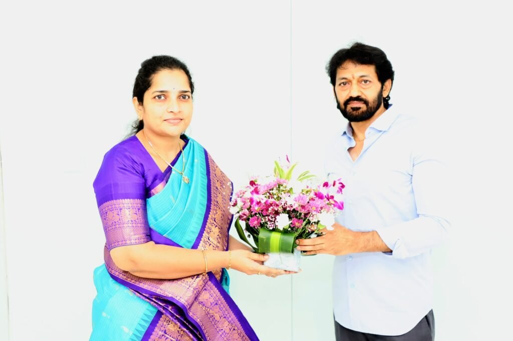పోచంపల్లి శ్రీనివాస్ రెడ్డిని కలిసిన పెద్ది స్వప్న