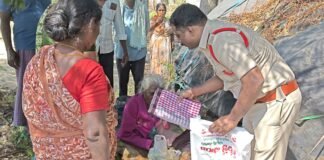 రోడ్డుపక్కన వృద్ధురాలు.. అండగా నిలిచిన ఎస్సై