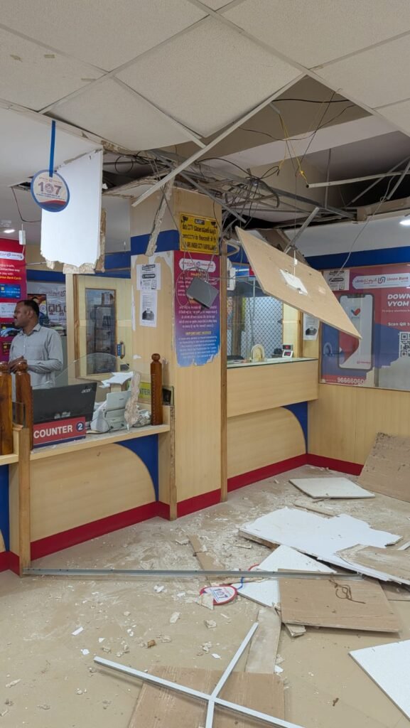 యూనియన్ బ్యాంకులో కూలిన సీలింగ్..