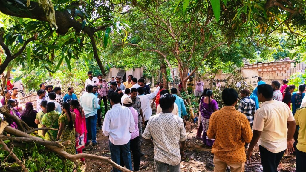 గుడిసెలు కూల్చి.. రోడ్డున పడేస్తరా..?
