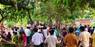 గుడిసెలు కూల్చి.. రోడ్డున పడేస్తరా..?